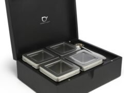 Theedoos zwart met 4 blikjes en RVS maatschepje